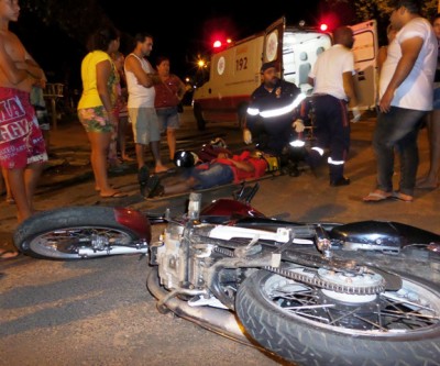 Motorista atropela motociclista e ao fugir passa sobre a vítima