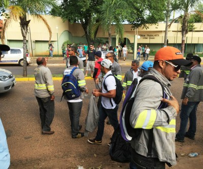 Trabalhadores da UFN3 tomam a frente do prédio da Justiça do Trabalho 