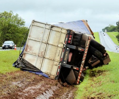 Carreteiro de Três Lagoas sai ileso em acidente na Rondon