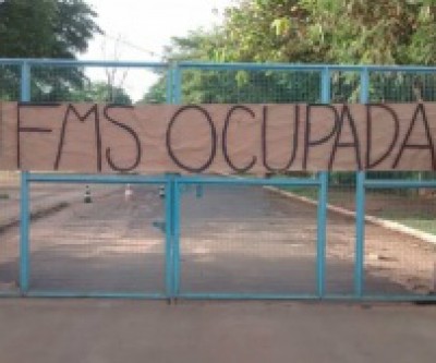 Estudantes invadem sede da UFMS no interior em protesto contra Temer