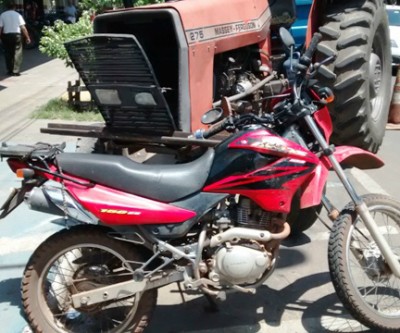 Trator desgovernado atropela motos estacionadas no centro de Três Lagoas