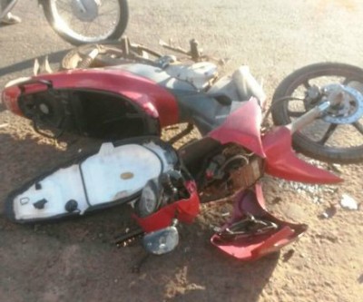 Mulher colide moto contra caminhão e sofre lesão no tornozelo