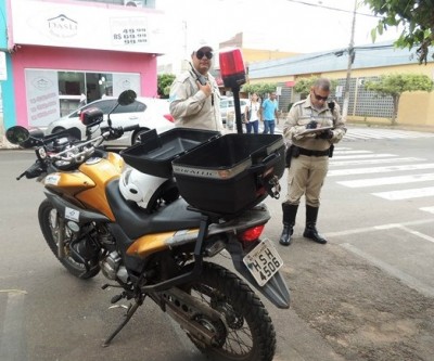 Agentes de trânsito recuperam moto roubada na área central de Três Lagoas 