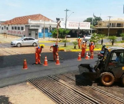 Limpeza é feita nos trilhos para governador impedir de vez a passagem dos trens 