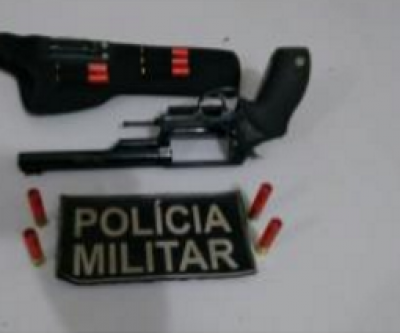 Rádio Patrulha da PM prende motorista de Toyota Hilux com revolver 