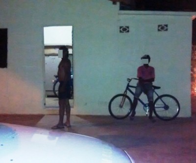 Adolescente passa a noite na rua com amigos e depois denuncia o pai por abandono