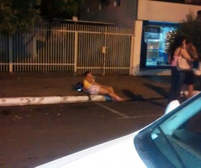 Não percebendo que seria estacionado, motociclista colide em carro e fica ferida