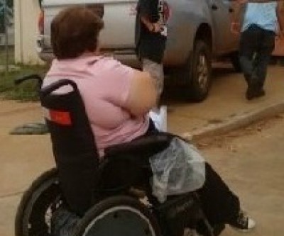Aluna cadeirante não consegue acesso por conta de estacionamento irregular na UFMS