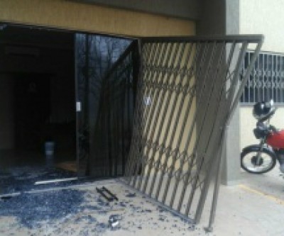 Mais uma empresa de Rafaat é atacada e família se refugia em fortaleza