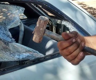 Mulher tenta dar marretada no ex e depois quebra carro