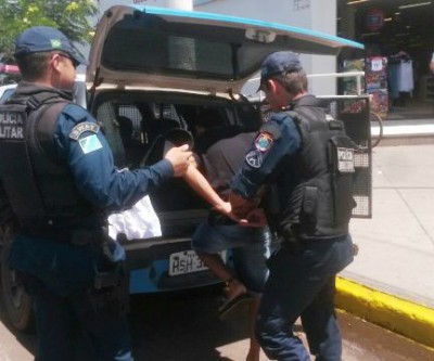 Ao sair de loja com sacola de produtos furtados, homem é preso pela PM