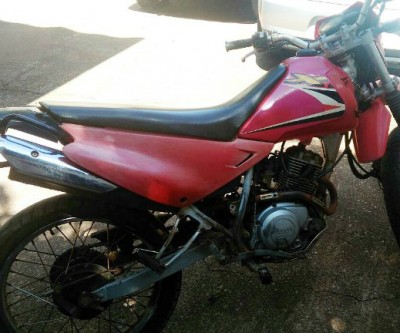 XTZ furtada é encontrada em terreno baldio no Santa Terezinha 