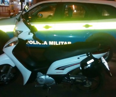 Jovens ficam feridas ao cairem de moto no centro de Três Lagoas