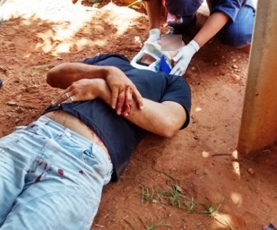 Por pouco motociclista não tem corpo arremessado contra poste em acidente