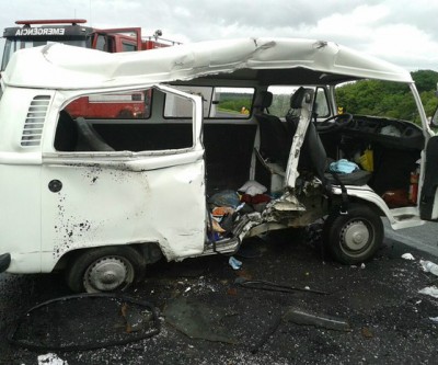 Criança arremessada em acidente é jogada embaixo de Kombi após impacto 