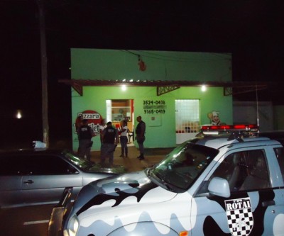 Bandidos tentam assaltar pizzaria, mas proprietário frustra a ação criminosa