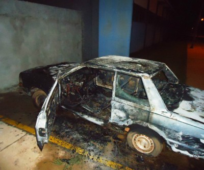 Incêndio em veículo é contido pelo Corpo de Bombeiro durante a madrugada