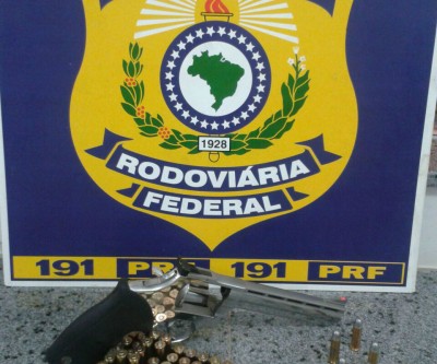 Homem é preso por porte ilegal de arma pela P.R.F.