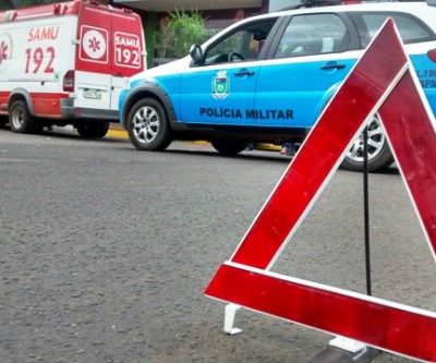 Idosa fica ferida em acidente entre dois carros