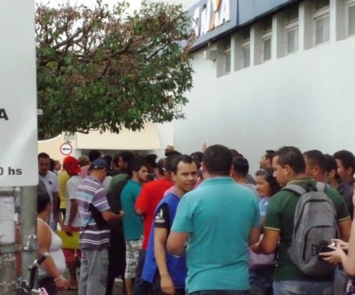 Trabalhadores demitidos do Consórcio UFN3 madrugam na fila em frente da agência da Caixa Econômica Federal
