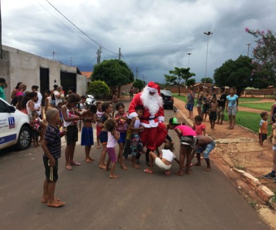 TL Notícias e Via Sul transportes entregam presentes no Jardim das Orquídeas
