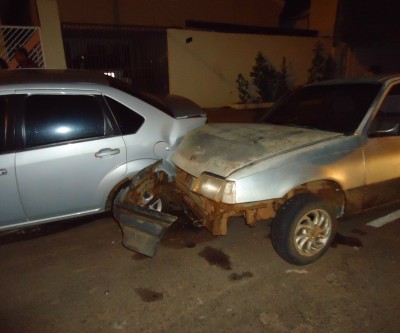 Condutor de Kadett abandona veículo após batê-lo em Ford Fiesta