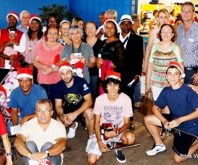 Três-lagoenses e Haitianos se apresentam em supermercados nas vésperas de Natal 