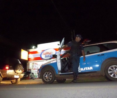 Ladrões tentam arrombar porta de farmácia e fogem após disparo de alarme 