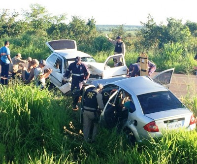   Colisão frontal entre dois carros deixa quatro feridos na BR-262