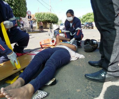 Colisão entre moto e carro deixa jovem ferida no Bairro Santa Terezinha, em Três Lagoas