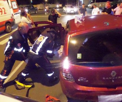 Em esquina perigosa, carros colidem e mãe e filha ficam feridas