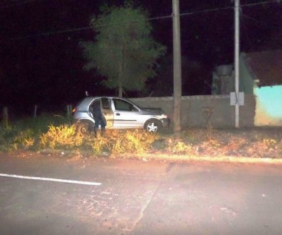 Motorista perde direção de veículo, roda na pista e bate em poste