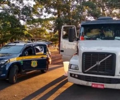 Pai e filho são presos com 83 kg de cocaína, armas e munições