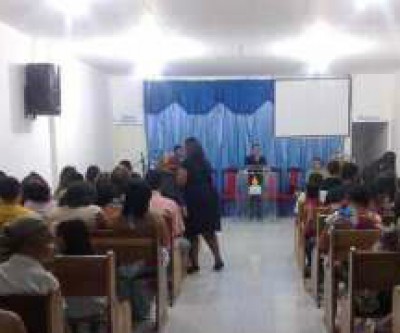 Embriagado, dono de prédio de igreja invade culto e pede dinheiro para pastor