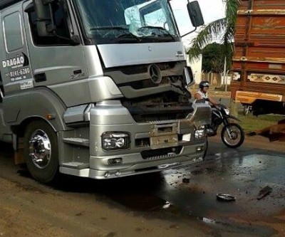 Internauta registra acidente entre caminhões na BR-262