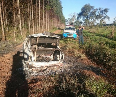 Corpos encontrados carbonizados em carro ainda não foram identificados