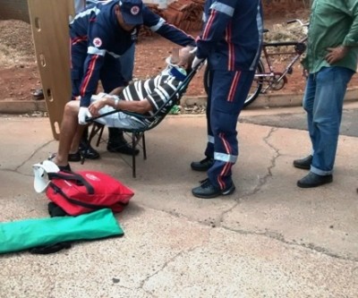 Ciclista idoso é atropelado por moto no São Carlos e sofre possível fratura