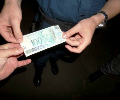 Menores praticam roubo e levam R$100,00 de vítima