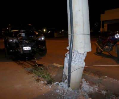 No 1º dia do ano, motorista de S-10 “abraça” poste e foge do local 