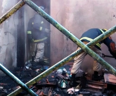 Casa pega fogo no Jardim Carioca e Bombeiros mobilizam viaturas