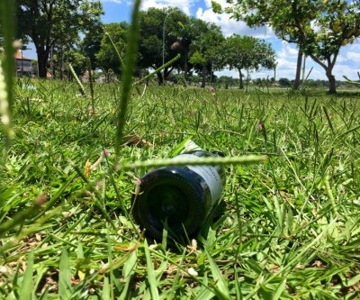 Após Réveillon, lagoa fica tomada pela sujeira deixada pelos visitantes