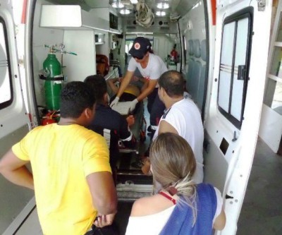 Homem pula em piscina em parte rasa e sofre lesão na região do pescoço