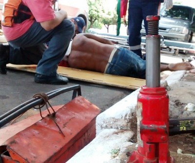 Homem tem corpo prensado por veículo ao fazer reparos mecânicos