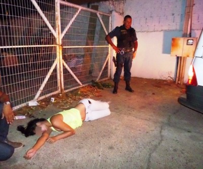 Adolescente de 17 anos é encontrada em coma alcoólico e namorado é preso