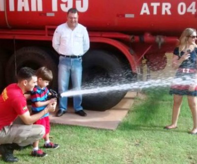 5º GB recebe visita de crianças que sonham em ser bombeiro