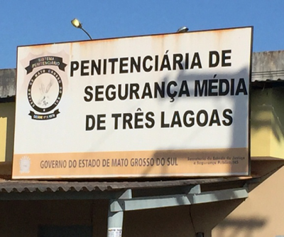Detento ameaça agentes e tenta fugir durante transferência de presídio
