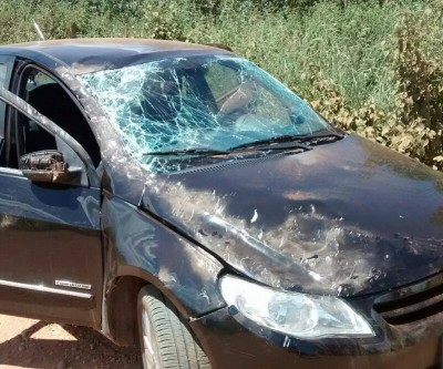 Em capotamento, casal fica ferido ao retornar para fazenda
