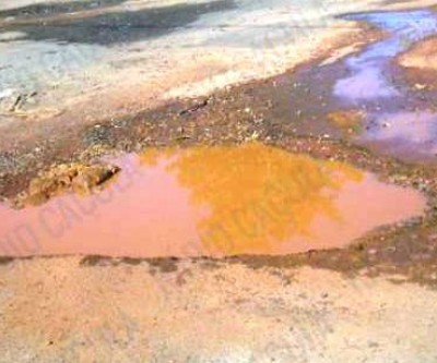 Motociclista cai em buraco, quebra braço e é levado para UPA