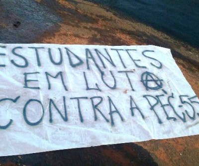 Manifestantes encapuzados ateiam fogo em pneus e interditam a BR-262 