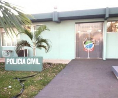 Por causa de bolsa, marido bate em esposa com porta de guarda-roupa
